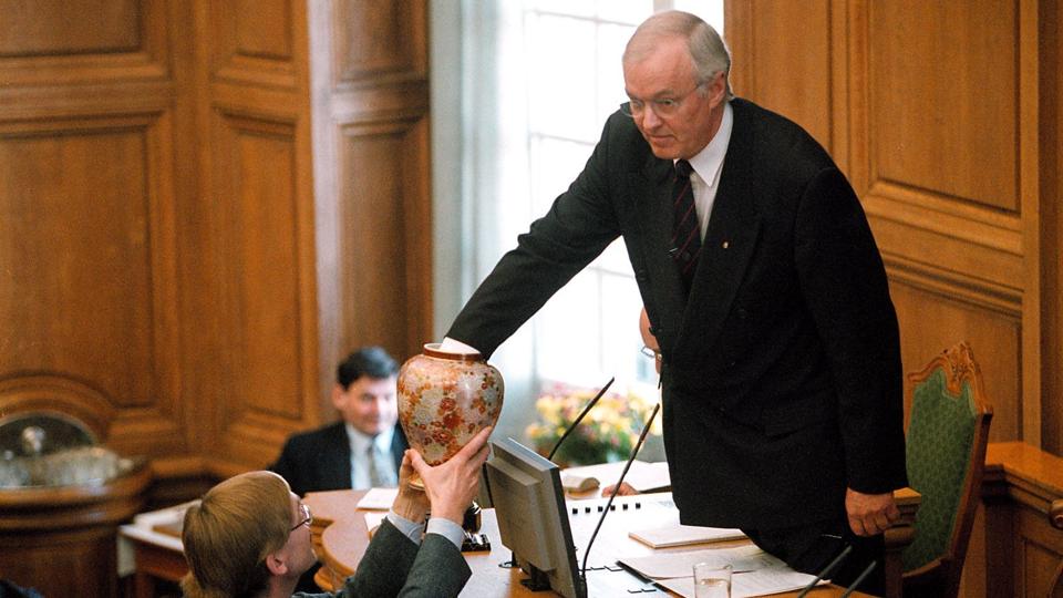 I 1998 trak Ivar Hansen sit eget navn op af den japanske krukke, da Folketinget afholdt lodtrækning om formandsposten. I denne uge skal der trækkes lod - med samme krukke - mellem Liberal Alliance og Danmarksdemokraterne om en plads i Folketingets Præsidium. (Arkivfoto). <i>Søren Bidstrup/Ritzau Scanpix</i>