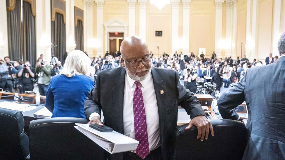 Bennie Thompson er formand for 6. januar-udvalget, der er nedsat af Kongressen. Han siger mandag, at Trump forsøger at gemme sig for udvalgets efterforskning. (Arkivfoto). <i>Pool/Ritzau Scanpix</i>