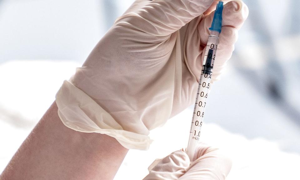 De første doser af covid-vaccine til egenbetaling leveres fra Statens Serum Institut til vaccinationsstederne den 15. november. (Arkivfoto). <i>Henning Bagger/Ritzau Scanpix</i>