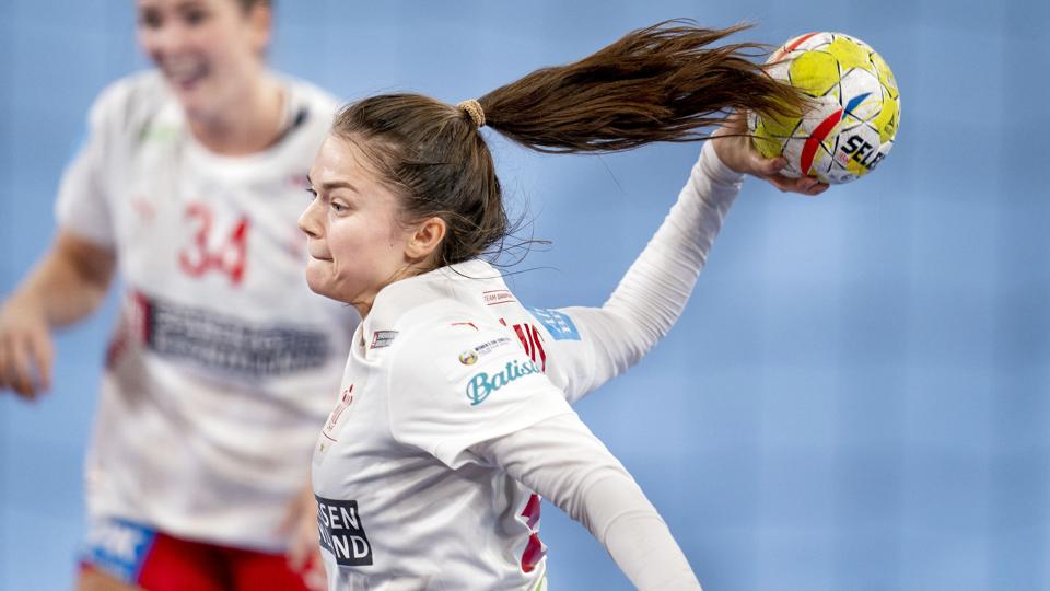 Emma Friis er en af de danske spillere, som langtfra nyder den insisterende lyd af kobjælder til kampe mod Norge. <i>Liselotte Sabroe/Ritzau Scanpix</i>