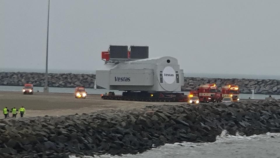 Tirsdag morgen satte nacellen til Vestas nye V236.15,0 MW havvindmølle sig i bevægelse på Hanstholm Havn mod testcentret i Østerild. <i>Foto: Ole Iversen</i>