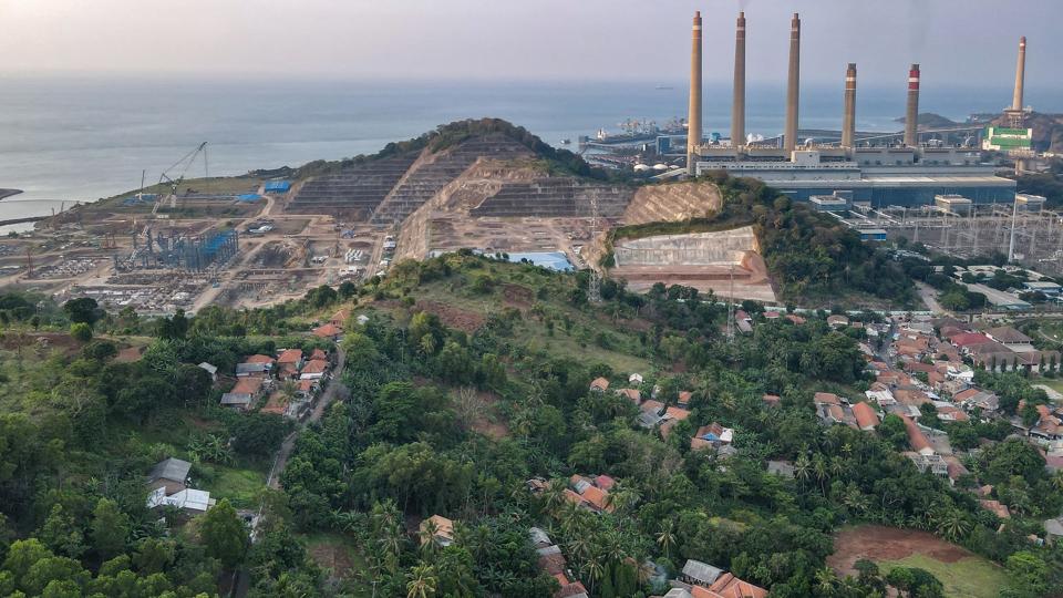Indonesien skal væk fra kul og i stedet benytte grøn energi. Her kulkraftværket Suralaya. (Arkivfoto). <i>Bay Ismoyo/Ritzau Scanpix</i>