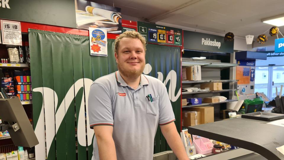 Hos Din Købmand i Agger er Tim Lybæk Vestergaard lige nu taknemmelig for, at butikken fik installeret solceller tidligere i år - det er nemlig med til at bløde gevaldigt op på el-regningen. <i>Foto: Camilla Gade</i>