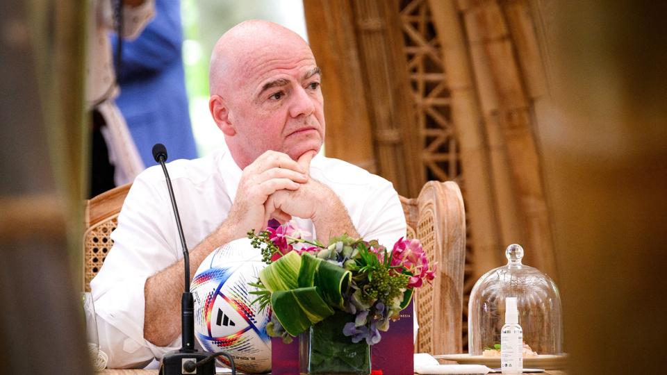 Gianni Infantino er på besøg på G20-topmødet i Indonesien. Her har han hilst på flere af verdens mest magtfulde ledere. <i>Pool/Reuters</i>