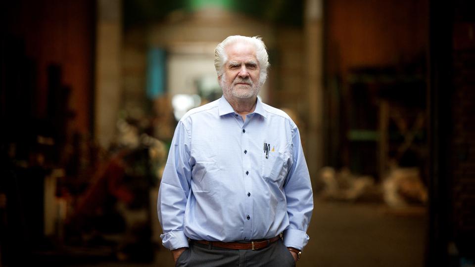 Der er ingen grund til at blive hjemme, når det er sjovere at gå på arbejde, bare fordi man er fyldt 80 år, mener Christian Larsen. Og heldigvis er der brug for hans store viden i firmaet, som han skabte for 43 år siden. <i>Foto: Torben Hansen</i>
