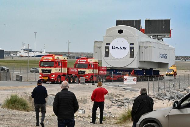 Den kæmpestore nacelle rullede tirsdag ved 11-tiden ud af Hanstholm havn med kurs mod Østerild <i>Foto: Ole Iversen</i>