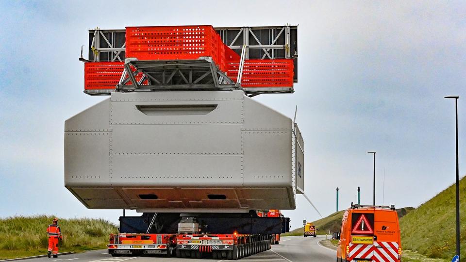 Den kæmpestore nacelle rullede tirsdag ved 11-tiden ud af Hanstholm havn med kurs mod Østerild <i>Foto: Ole Iversen</i>
