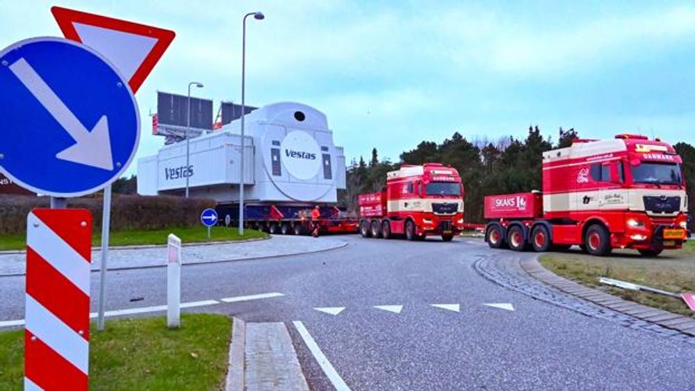 Det gælder om at fare med lempe - her er en af de første forhindringer på vejen mod testcentret i Østerild - rundkørslen ved Hanstholm.