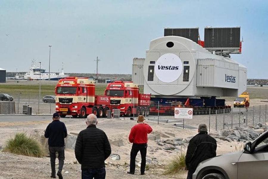 Den kæmpestore nacelle rullede tirsdag ved 11-tiden ud af Hanstholm havn med kurs mod Østerild. Foto: Ole Iversen