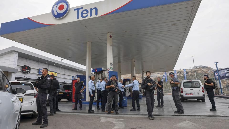 Israels politi vogter ved en tankstation, hvor flere personer tirsdag blev stukket ned. <i>Oren Ziv/Ritzau Scanpix</i>