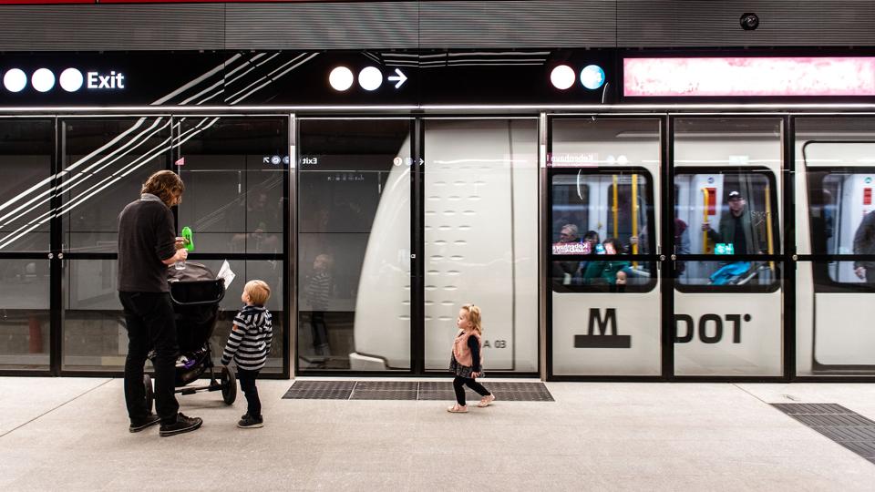 Det bliver både dyrere og billigere at rejse med offentlig transport fra næste år, alt efter hvor langt man rejser, og hvilken billettype man vælger. (Arkivfoto). <i>Ida Marie Odgaard/Ritzau Scanpix</i>