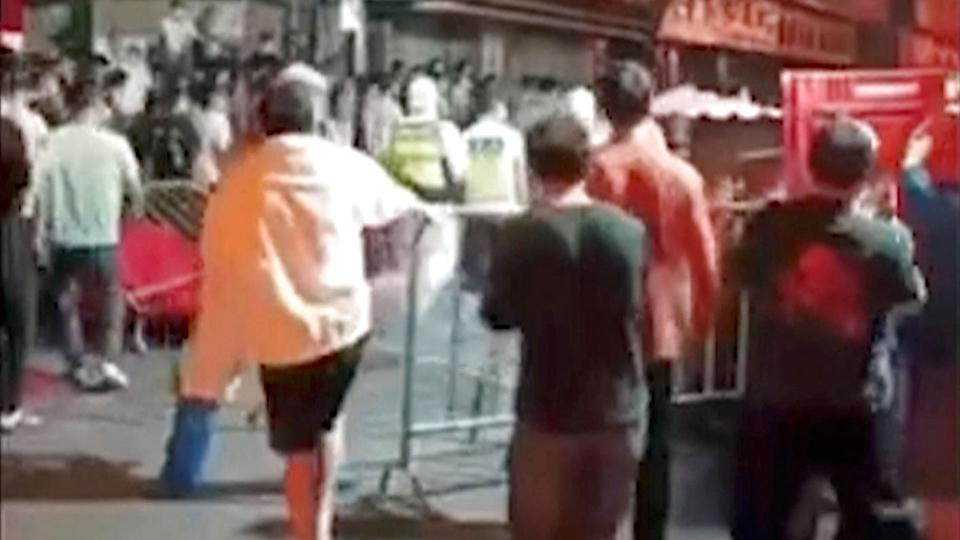 Mennesker demonstrerer på gaden i den kinesiske by Guangzhou mandag aften lokal tid. <i>Video Obtained By Reuters/Reuters</i>