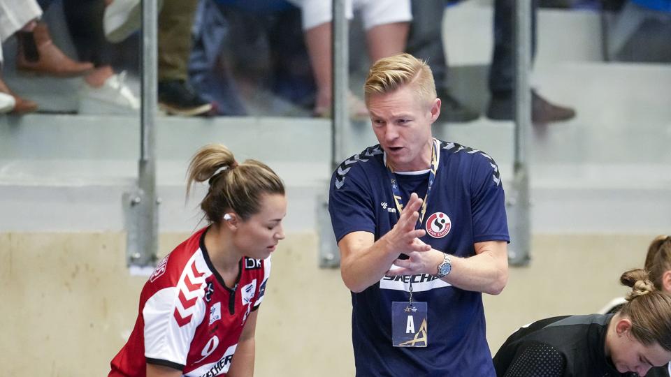 Nora Mørk (til venstre) har til daglig Danmarks landstræner, Jesper Jensen (til højre), som chef i Team Esbjerg. Onsdag mødes de ved EM. <i>Frank Cilius/Ritzau Scanpix</i>