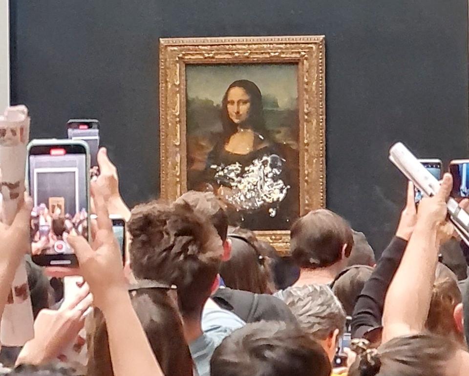 "Mona Lisa" fik smurt kagecreme ud over sig i maj - en ud af mange aktioner imod berømte kunstværker - her fanget af en twitterbruger.  <i>Twitter/@klevisl007/via REUTERS.</i>