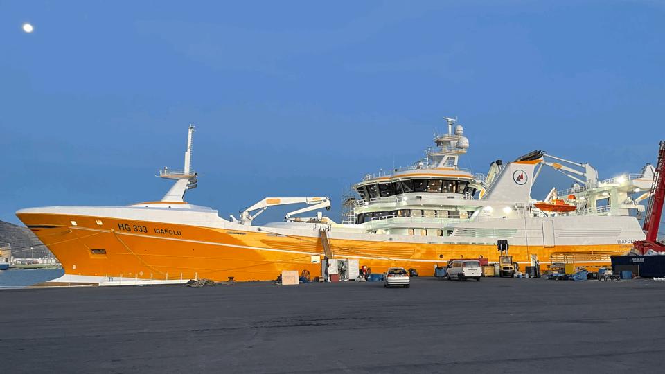 Rederiet Isafold sikrede sig i januar det 87 meter lange fiskefartøj, som var bestilt af storfiskeren Henning Kjeldsen, men endnu ikke færdigbygget på det spanske skibsværft.