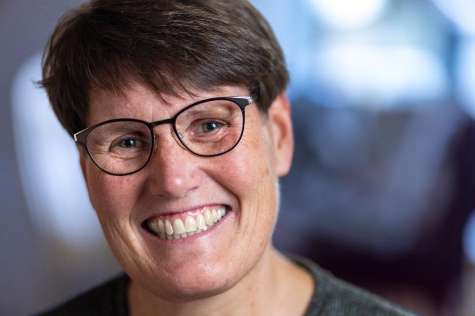 Birgit Stensbak blev blæst bagover, da hun fandt ud af, at tre forældre med børn i Kilden havde indstillet hende til Politikens Pædagogpris - og selvfølgelig ikke mindre stolt, da hun fik at vide, at hun var en af prismodtagerne. <i>Foto: Martél Andersen</i>