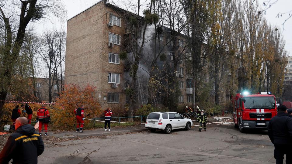 Billedet her viser brandfolk i gang med at slukke en brand i en lejlighedsbygning, der tirsdag er blevet ramt i Kyiv. <i>Gleb Garanich/Reuters</i>