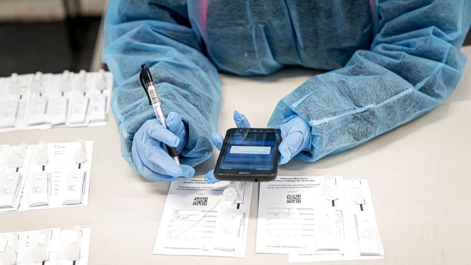 Der ses aktuelt et fald i smitte med corona og hertil relaterede indlæggelser, og det skyldes ifølge SSI sandsynligvis en vaccinationseffekt fra de variantopdaterede booster-vacciner. SSI forventer faldende til stabil smitte henover vinteren, men holder godt øje med nye varianter, som kan ændre spillereglerne. (Arkivfoto). <i>Mathias Svold/Ritzau Scanpix</i>