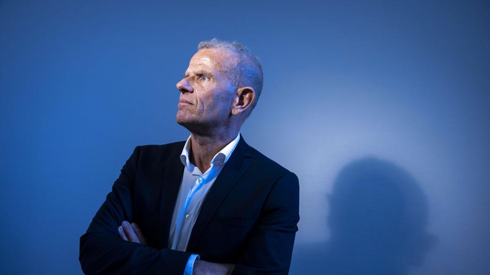 Den hjemsendte chef for Forsvarets Efterretningstjeneste er tiltalt for i alt seks lovovertrædelser. Han skal have røbet hemmeligheder til sin bror, sin mor, en ven og kollega samt til to journalister. (Arkivfoto) <i>Nikolai Linares/Ritzau Scanpix</i>