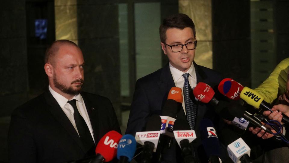 Regeringstalsmand Piotr Müller taler her med journalister efter et krisemøde som følge af meldinger om muligt russisk missilangreb. <i>Maciek Jazwiecki/Agencja Wyborcz/Reuters</i>