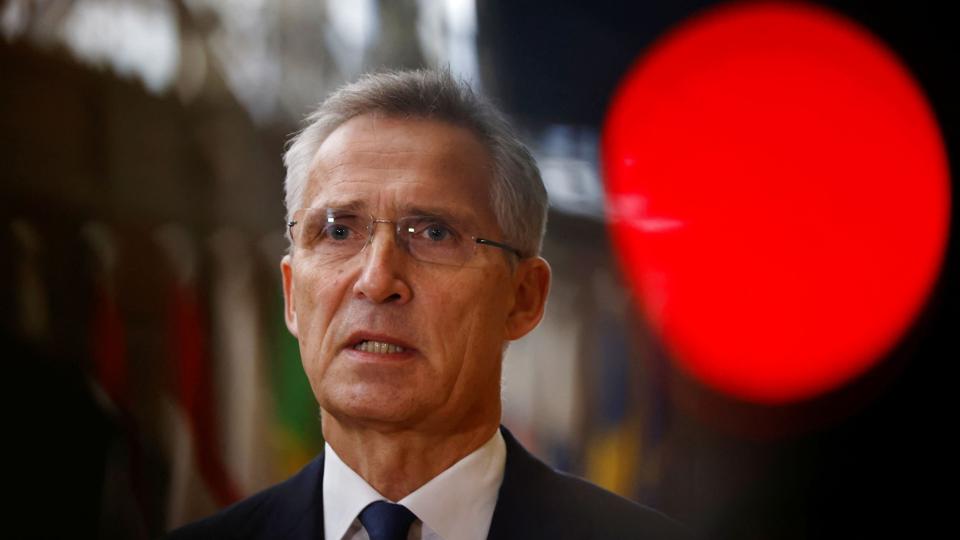 Nato-alliancens ambassadører skal mødes onsdag til et hastemøde. Nato-chef, Jens Stoltenberg, siger, at Nato overvåger situationen efter eksplosion i Polen tirsdag. <i>Johanna Geron/Reuters</i>