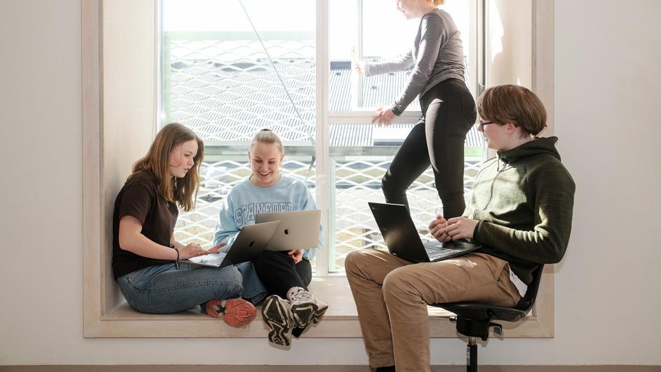 Elever fra Frederiksberg Skole er blandt de deltagende 76 klasser landet over, der har deltaget i Masseeksperimentet 2021 om kemiske stoffer i klasselokaler. Fotograf Jakob Vind. <i>Free</i>