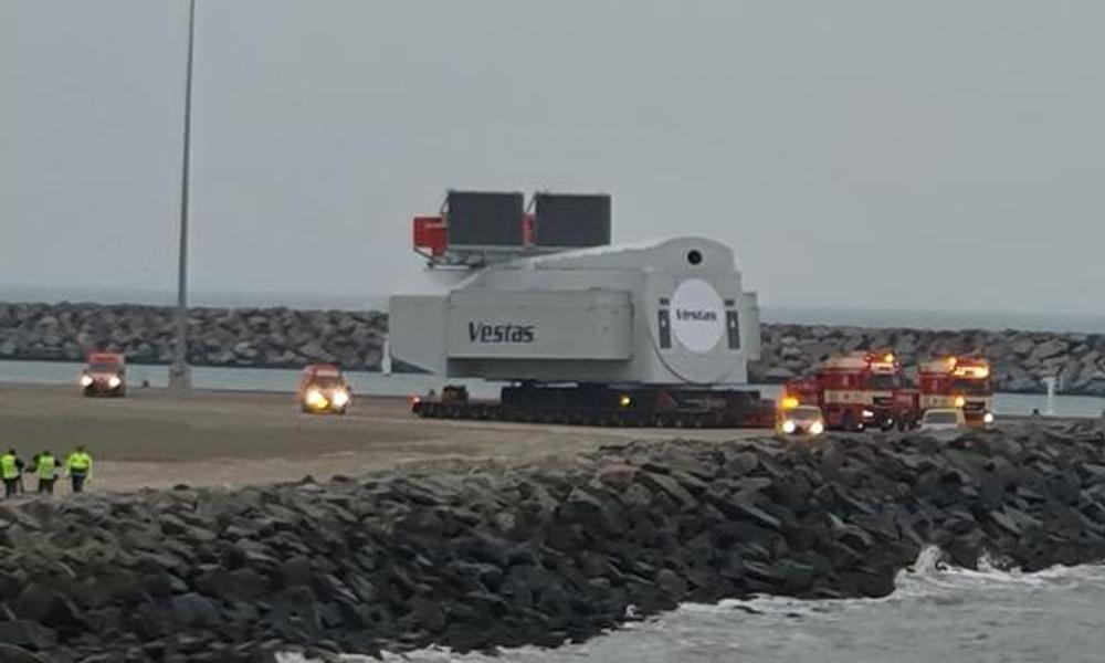 Tirsdag morgen satte nacellen til Vestas nye V236.15,0 MW havvindmølle sig i bevægelse mod testcentret i Østerild. Kort efter start, stod den stille. Noget blødt sand gav lidt problemer, men de blev løst.