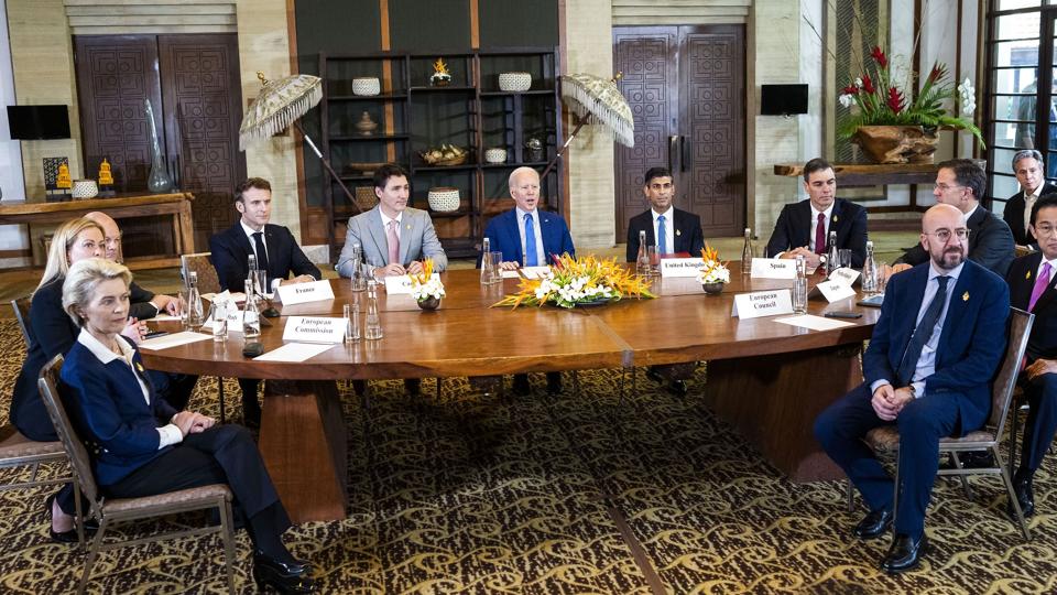 Præsident Joe Biden taler under et møde mellem G7- og Nato-ledere på sidelinjen af G20-topmøde i Bali. <i>Doug Mills/Ritzau Scanpix</i>