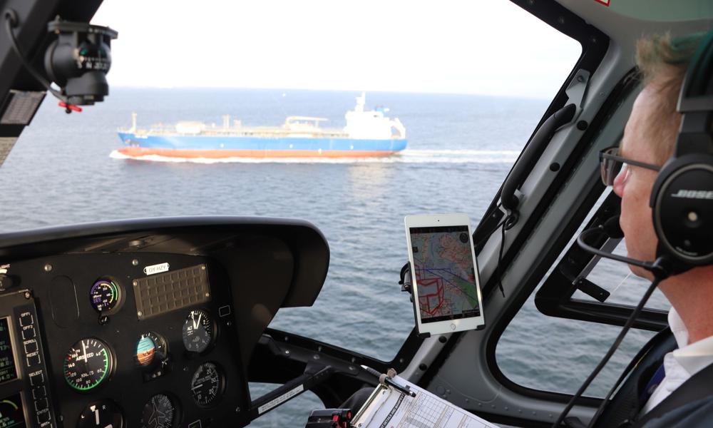 Skib i sigte. Skibsfarten omkring Danmark får sine emissioner tjekket via helikopter.