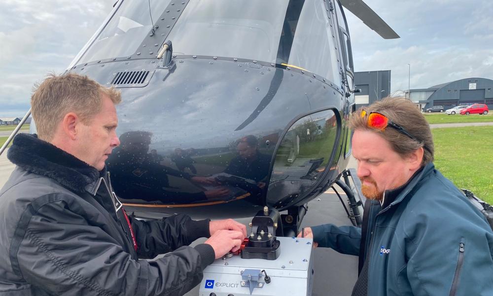 Flyvechef Thorbjørn Jans, Charlie 9 Helicopters, og kemiingeniør Jon Knudsen, Explicit, tjekker sensorudstyret kort før afgang.