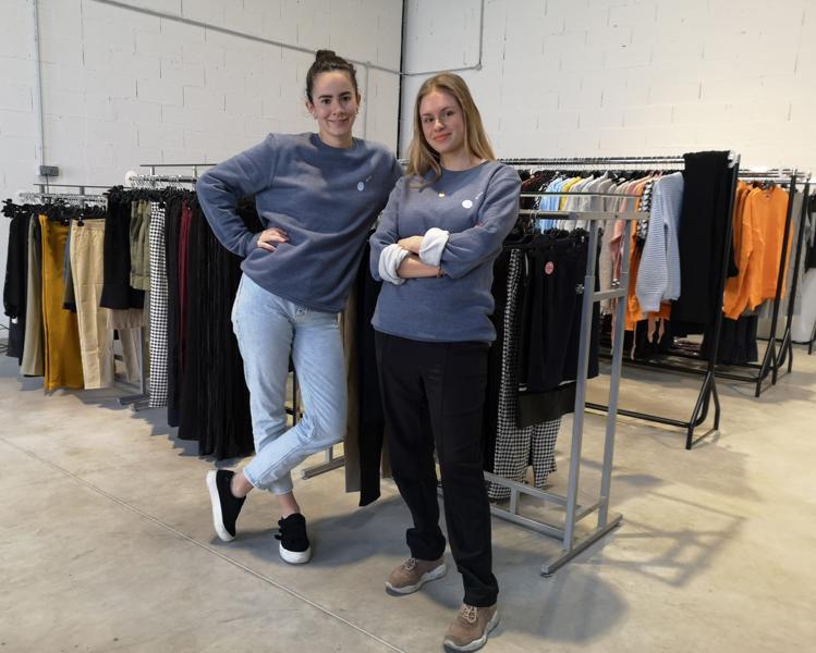 Lisa Gautier och Mikaela Larsell Ayesa, Hack Your Closet.  Lisa Gautier och Mikaela Larsell Ayesa, Hack Your Closet.