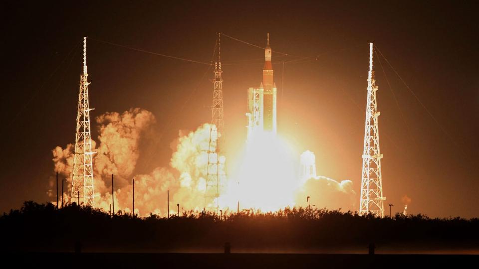 Raketten lyste området op, da den tidligt onsdag morgen dansk tid blev sendt til vejrs fra Kennedy Space Center i USA. Måneraketten skal mod Månen og tilbage igen på godt 25 dage. <i>Gregg Newton/Ritzau Scanpix</i>