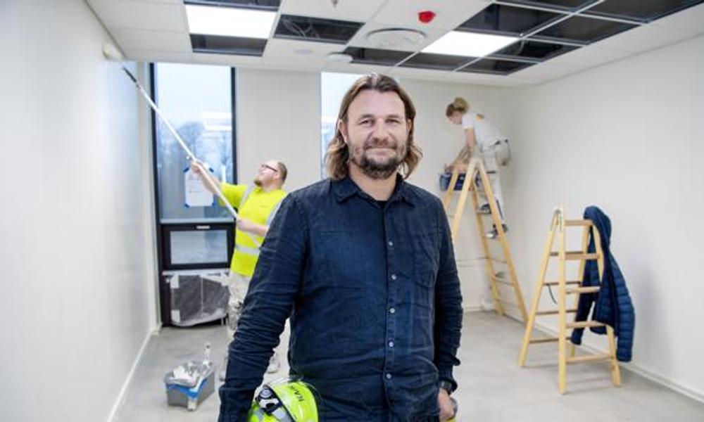 Martin Skaarup, ejer og direktør i Skaarup Malerfirma, er stolt over at være med til at bygge Nyt Aalborg Universitetshospital.