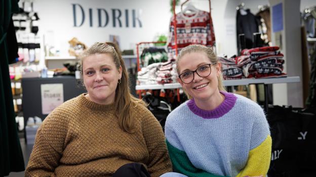 Mette og Charlotte Didriksen opfordrer til yderligere samarbejde i gågaden i Thisted for at dæmme op for butikstyvene. <i>Foto: Bo Lehm</i>