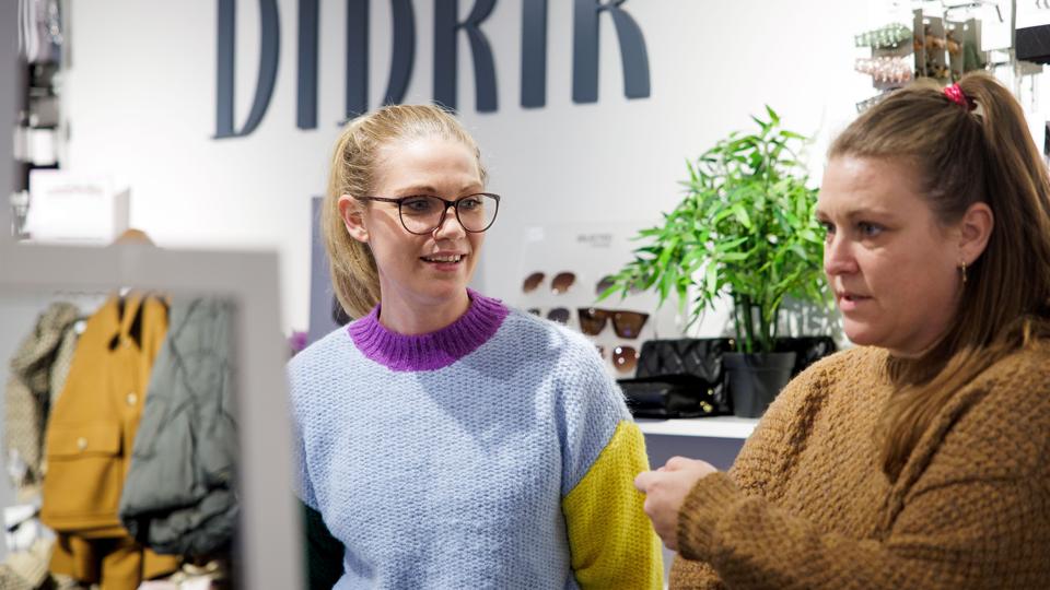 Charlotte (til venstre) og Mette Didriksen oplever stærkt stigende problemer med tyveri i deres tøjbutik Didrik i Thisted. <i>Foto: Bo Lehm</i>