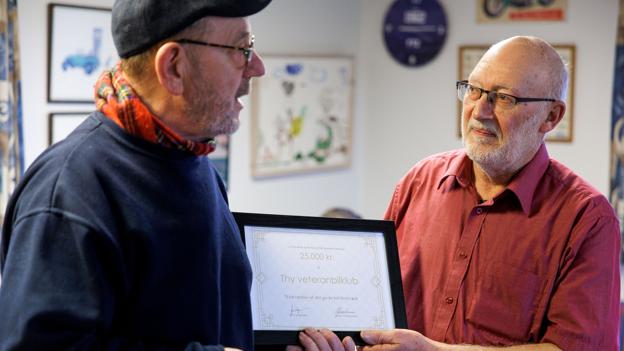Veteranbilklubben er ikke forvænt med at få fondspenge, siger Chris Johansen, th, men pengene, som Jens Vognsen, tv., havde med, er brugt på en ny kompressor. <i>Foto: Bo Lehm</i>