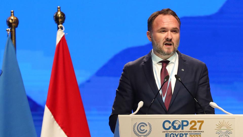 Den fungerende danske klimaminister, Dan Jørgensen (S), siger onsdag, at energikrisen er drevet af afhængigheden af fossile brændsler. En bæredygtig fremtid kræver, at vi kommer hurtigere væk fra olie og gas, mener han. <i>Khaled Elfiqi/Ritzau Scanpix</i>