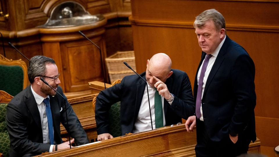 Jakob Ellemann-Jensen (til venstre) og Venstre skal tilkendegive, om han er åben for en bred regering, før at der kan komme fart på regeringsforhandlingerne, mener Lars Løkke Rasmussen (til højre). (Arkivfoto). <i>Ida Marie Odgaard/Ritzau Scanpix</i>