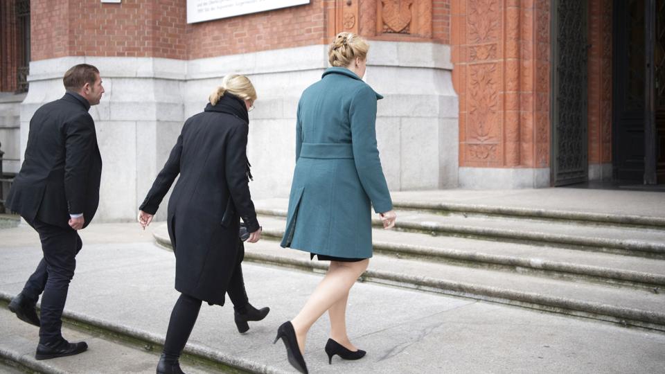 Borgmester Franziska Giffey (til højre) ses her ved rådhuset i Berlin onsdag, i forbindelse med at delstatsvalget sidste år blev erklæret ugyldigt. <i>Paul Zinken/Ritzau Scanpix</i>