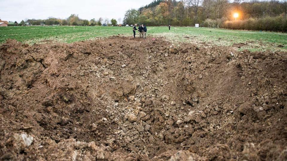 Knap 500 beboere på Als kan nu vende hjem, efter at to bomber fra Anden Verdenskrig er blevet sprængt. Sprængningen eferlod et gigantisk krater i marken. <i>Rune Dyrholm, Forsvaret/Free</i>