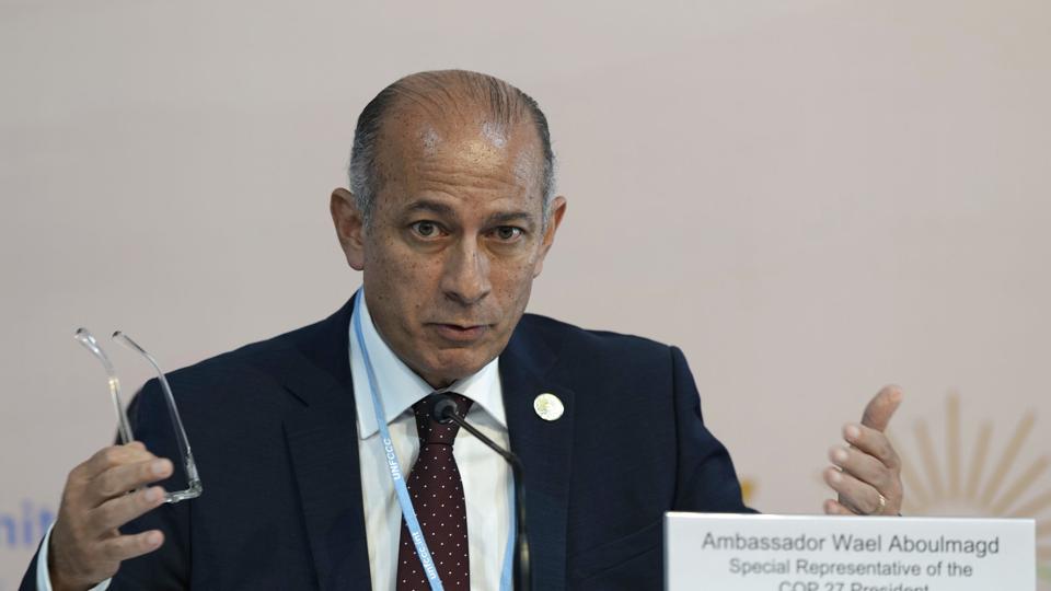 Wael Aboulmagd leder den egyptiske delegation under COP27. Her ses han under et pressemøde i topmødets første uge. (Arkivfoto). <i>Peter Dejong/Ritzau Scanpix</i>