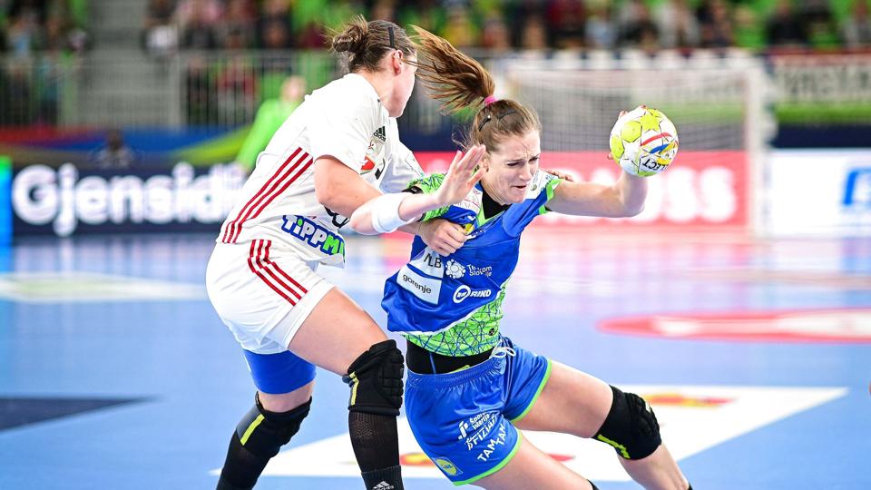 Slovenien og Ana Gros (i blåt) snublede i onsdagens kamp mod Ungarn. Ungarerne vandt overraskende kampen og sendte dermed Danmark i EM-semifinalen, inden danskerne senere onsdag skal møde Norge i den sidste kamp i mellemrunden. <i>Foto: Jure Makovec/Ritzau Scanpix</i>