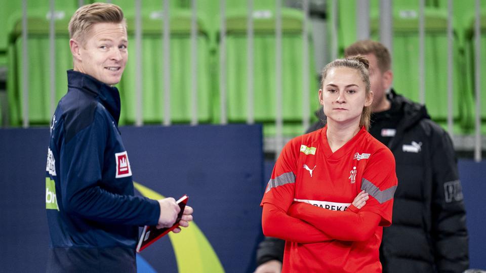 Cheftræner Jesper Jensen og Kaja Kamp under den danske træning i Ljubljana, Slovenien, tirsdag den 15 november 2022. (Foto: Liselotte Sabroe/Ritzau Scanpix) <i>Liselotte Sabroe/Ritzau Scanpix</i>