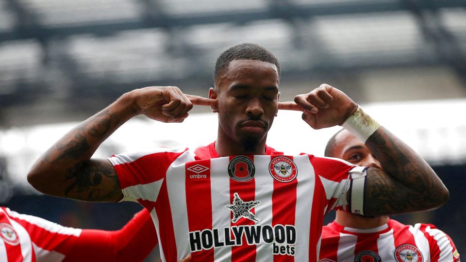 Brentfords Ivan Toney, som her fejrer en scoring, skal forklare sig i en sag om muligt brud på bettingregler. (Arkivfoto). <i>Craig Brough/Reuters</i>