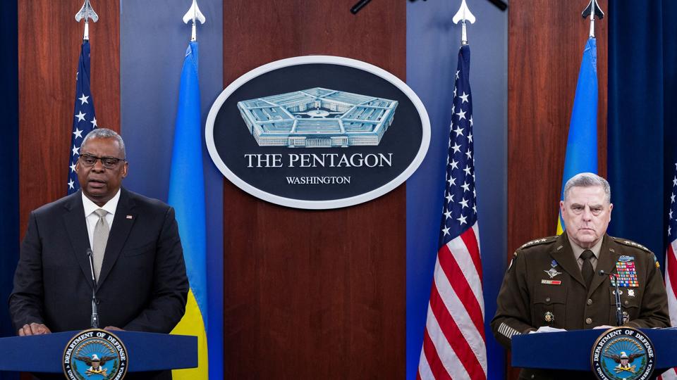Den amerikanske forsvarsminister, Austin Lloyd (til venstre), og den amerikanske forsvarschef og øverste general, Mark A. Milley (til højre), har onsdag aften dansk tid holdt pressemøde i kølvandet på et missilnedslag i Polen tirsdag. De er klar til at støtte Ukraine så længe, det er nødvendigt. Men en militær sejr er ikke lige om hjørnet. <i>Tom Brenner/Reuters</i>