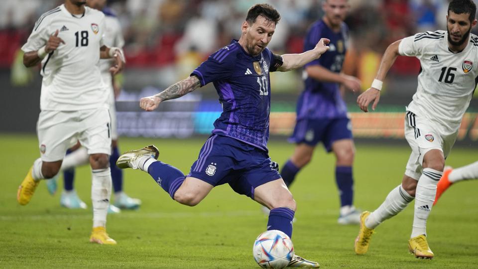 Argentinas stjernespiller Lionel Messi scorede en enkelt gang i 5-0-nedsablingen af De Forende Arabiske Emirater i en VM-testkamp. <i>Kamran Jebreili/Ritzau Scanpix</i>