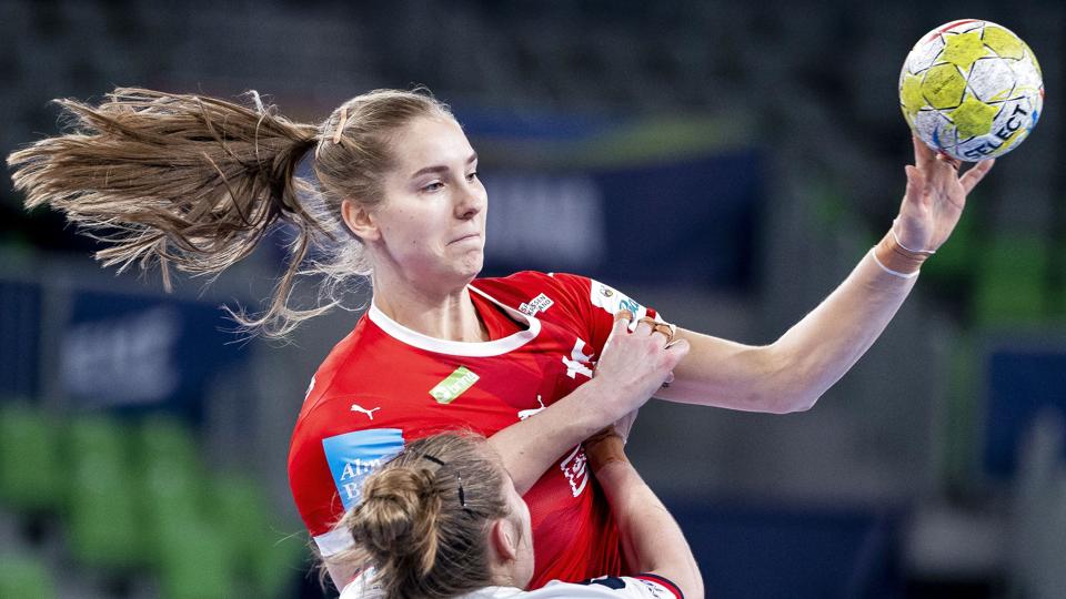 Mette Tranborg og Danmark var ovenpå i det meste af onsdagens EM-kamp mod Norge. Det endte med en sjælden dansk sejr og en førsteplads i mellemrundens gruppe 1. Det giver en semifinale mod Montenegro på fredag. <i>Liselotte Sabroe/Ritzau Scanpix</i>