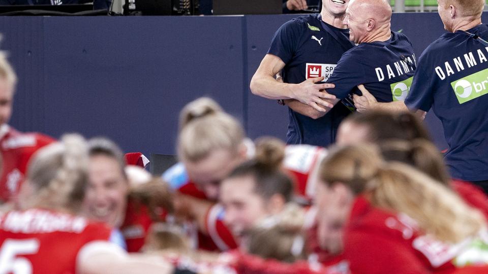 Cheftræner Jesper Jensen uddelte kæmpe krammere til resten af staben efter sejren over Norge, og der blev også fældet en tåre. <i>Liselotte Sabroe/Ritzau Scanpix</i>