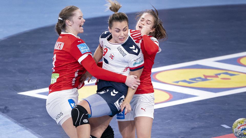 Anne Mette Hansen (til venstre) og Emma Friis (til højre) sætter i fællesskab en tackling ind på Norges Nora Mørk. <i>Liselotte Sabroe/Ritzau Scanpix</i>