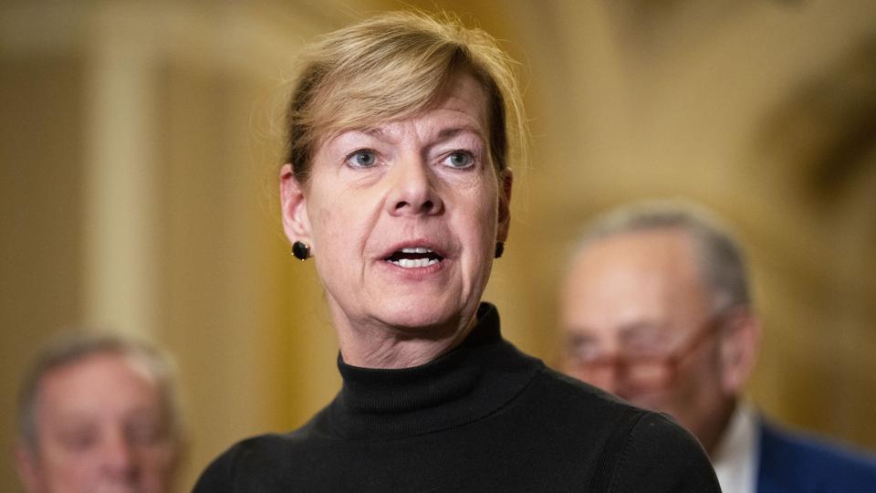 Wisconsin-senator Tammy Baldwin har ledt forhandlingerne om beskyttelse af rettigheden til at indgå ægteskab mellem to personer af samme køn. Hun er selv den første person valgt til den amerikanske kongres, der offentligt har fortalt, at hun er lesbisk. <i>Bill Clark/Ritzau Scanpix</i>